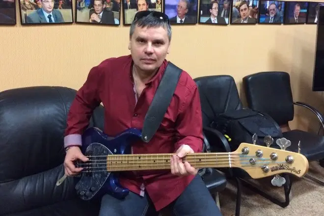 Басист Александр Голощапов