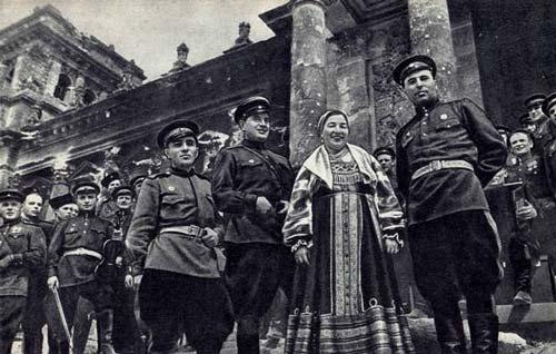 Singer Lydia Ruslanova and Soviet soldiers at the walls of the Reichstag, May 1945. Wikimedia 