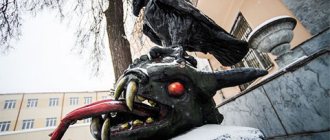 Скульптура во дворике тюрьмы - черный беркут держит в когтях змеиную голову