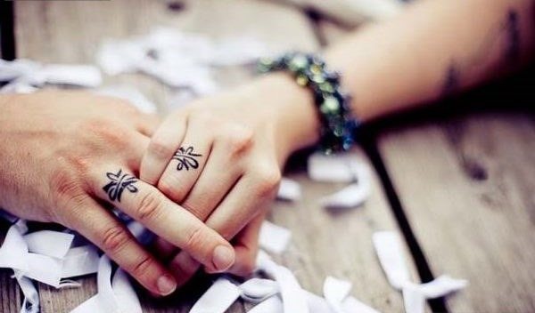 Тату на пальцах для девушек. Надписи, эскизы и их значение маленьких татуировок